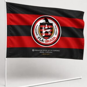 Bandeira Fla-Braga 1m x 0,75m hasteada em tubo branco com logo oficial da Embaixada