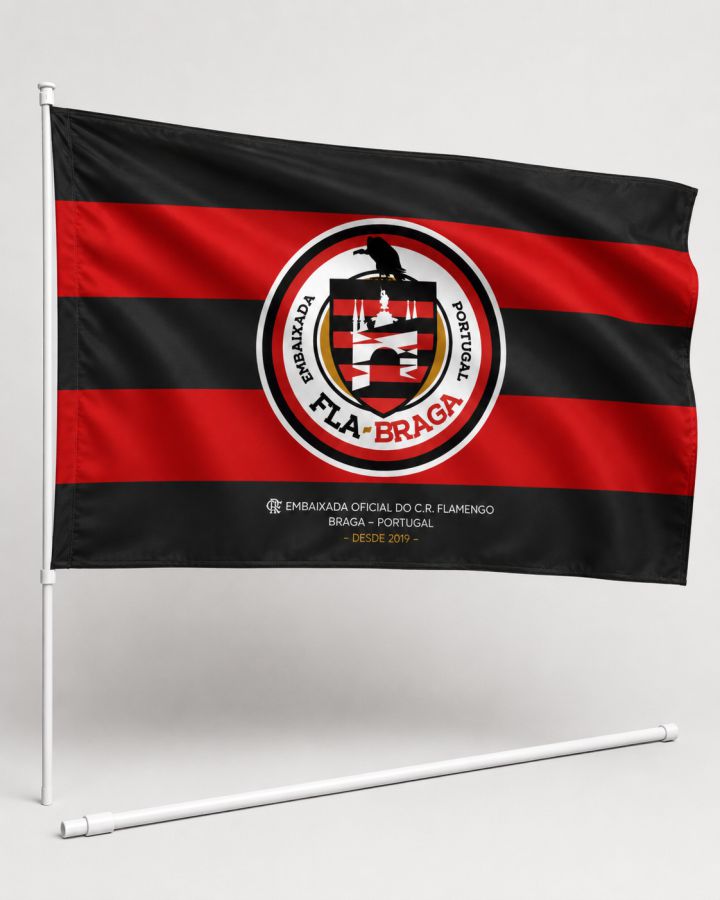 Bandeira Fla-Braga 1m x 0,75m hasteada em tubo branco com logo oficial da Embaixada