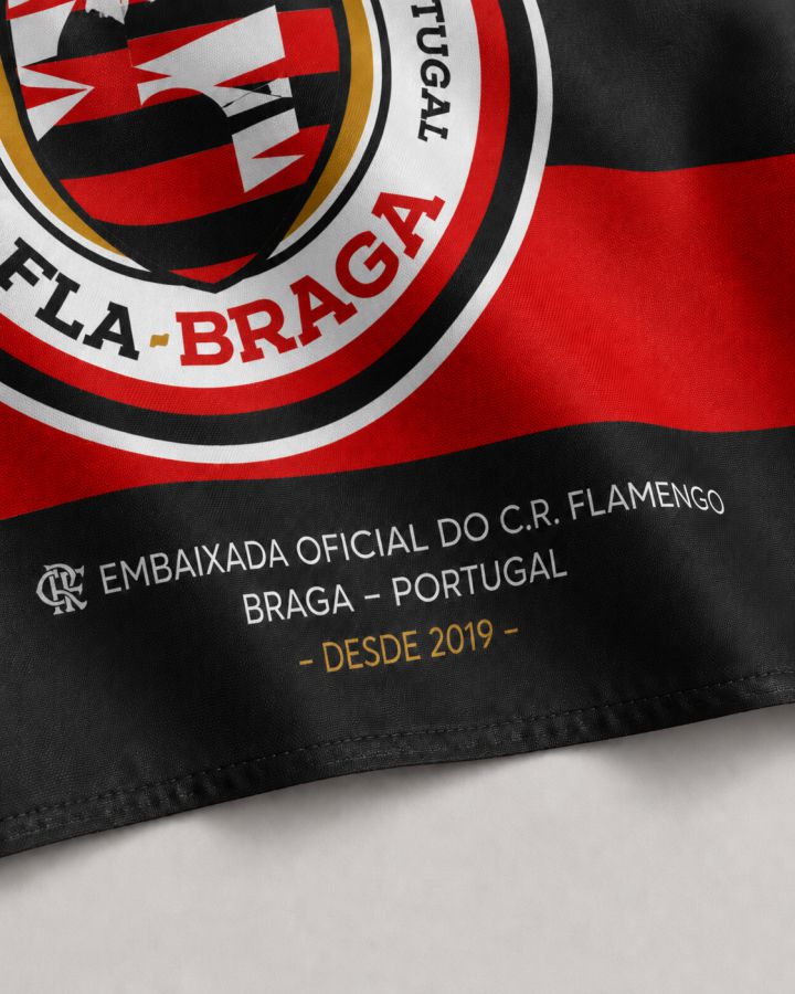 Detalhe da logo oficial da bandeira Fla-Braga em fundo rubro-negro