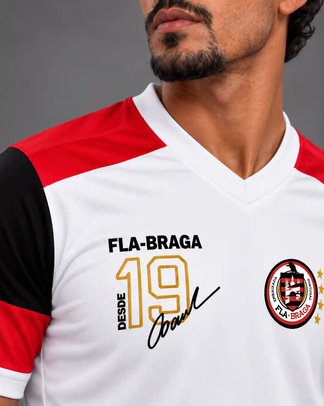 Detalhe da assinatura de Raul Plassmann e do Desde 19 na Camisa Fla-Braga 2026
