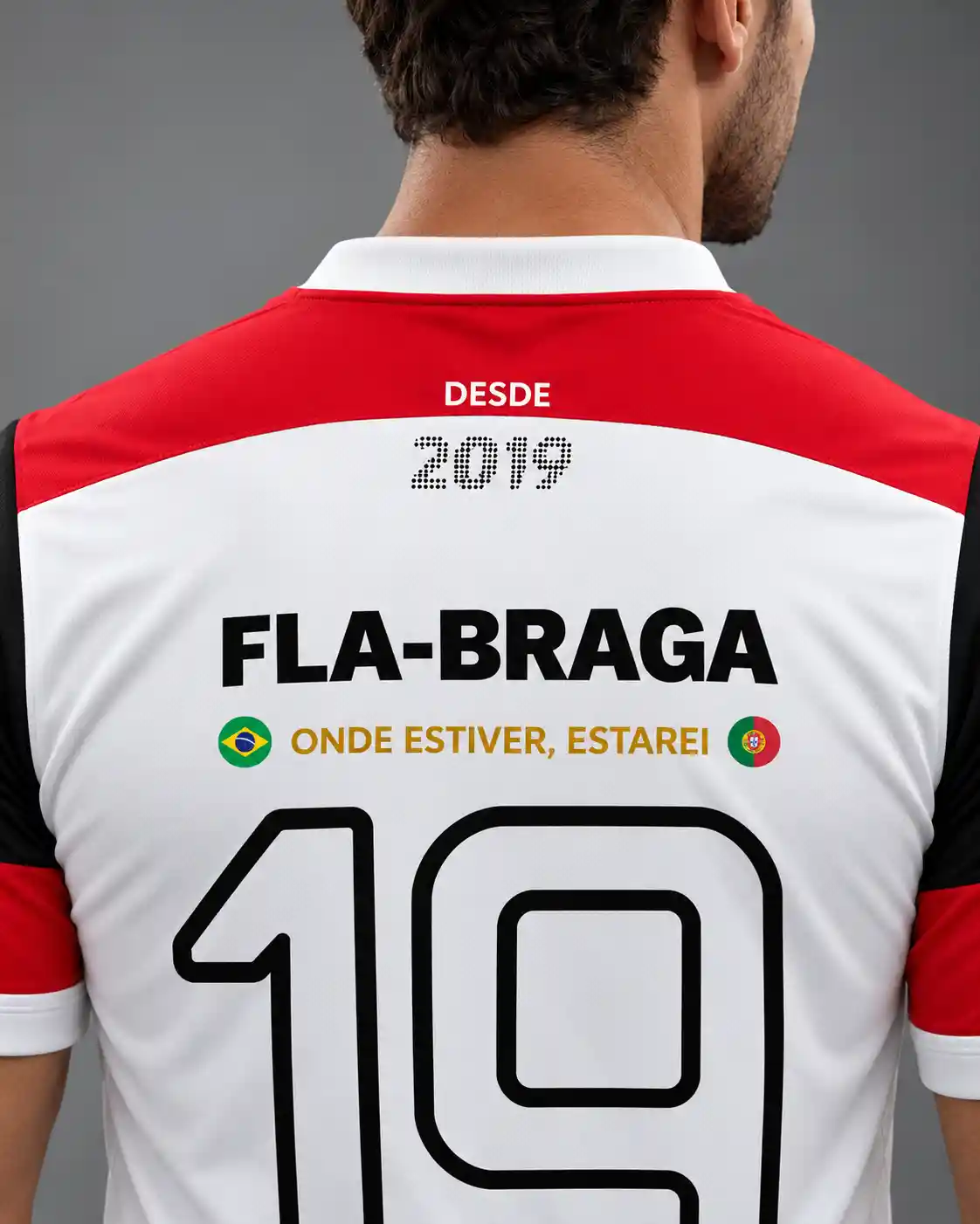 Detalhe superior das costas da Camisa Fla-Braga 2026 com Desde 2019 e Onde Estiver, Estarei