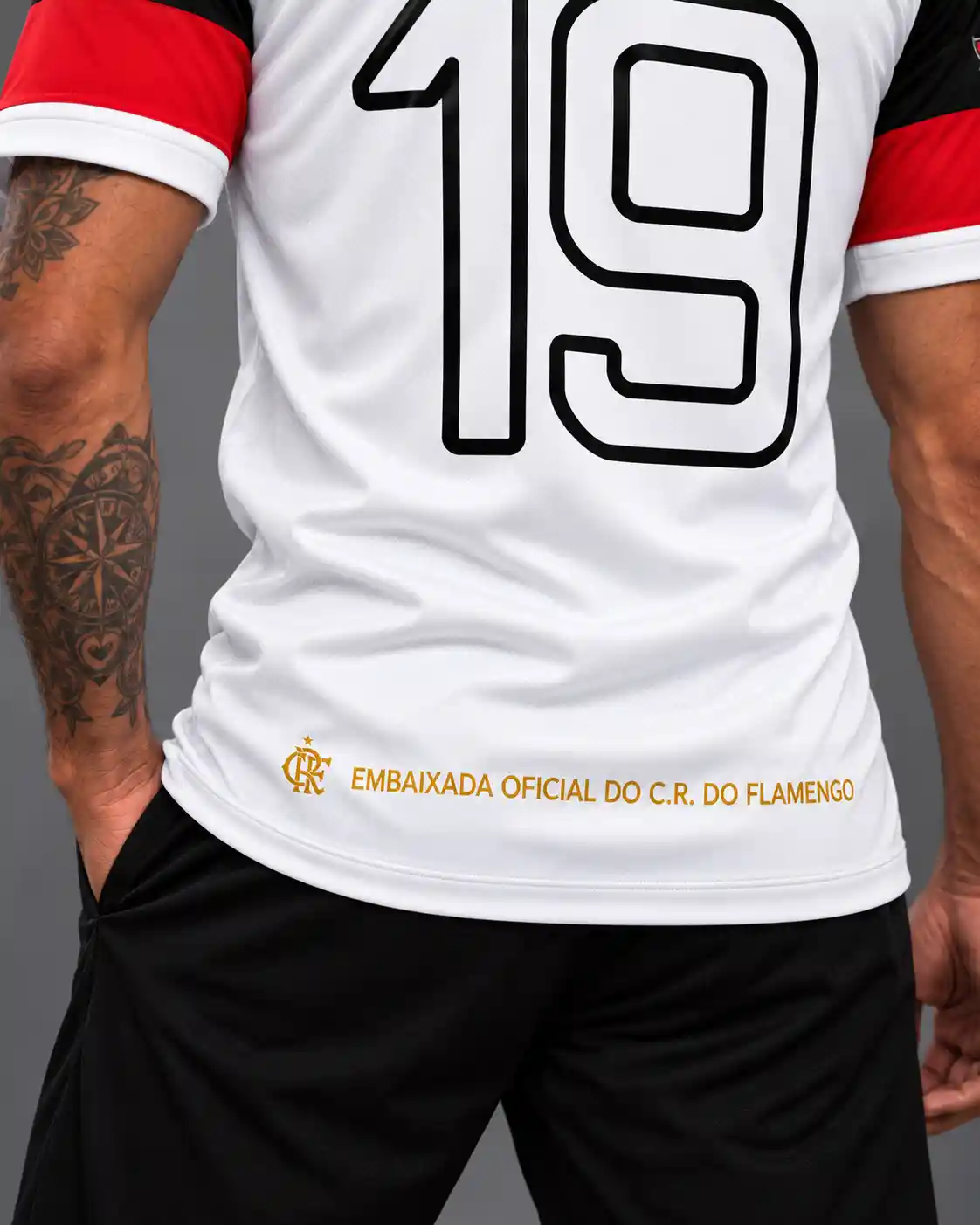 Detalhe da inscrição Embaixada Oficial do C.R. do Flamengo nas costas da Camisa Fla-Braga 2026