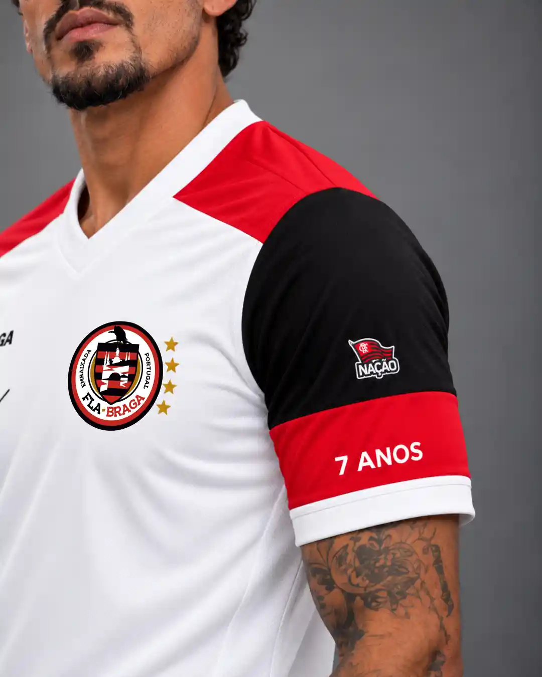 Detalhe da manga da Camisa Fla-Braga 2026 com logo Nação e inscrição 7 Anos