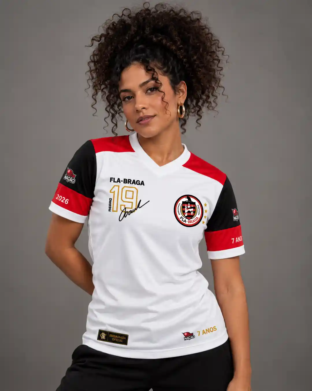 Modelo feminino vestindo a Camisa Fla-Braga 2026 branca de frente
