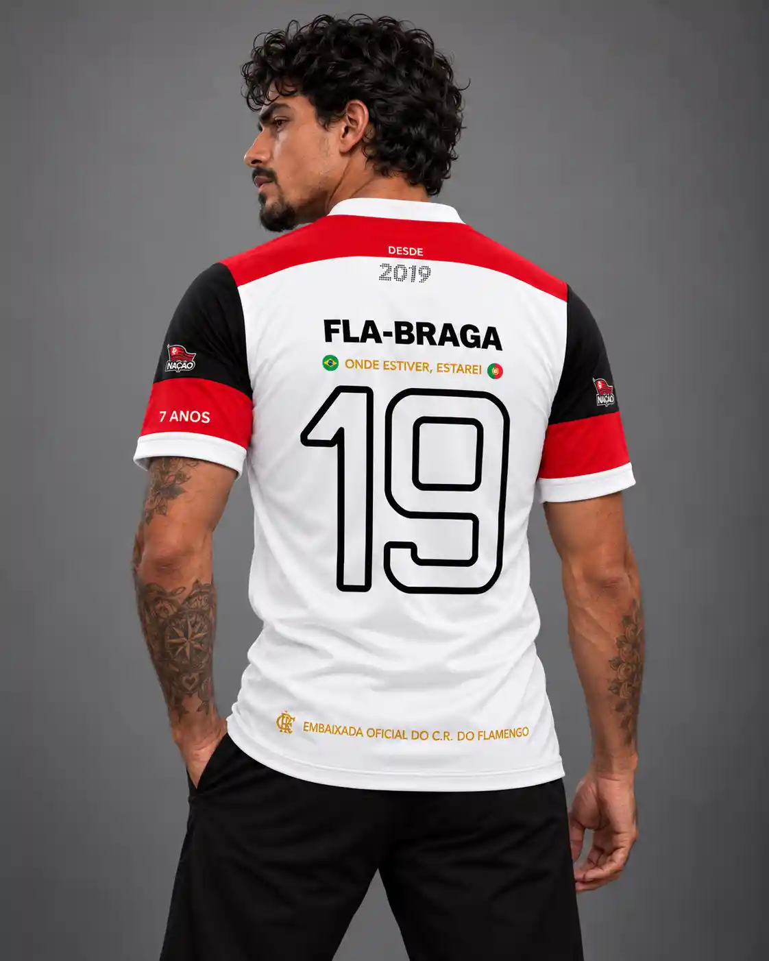 Modelo masculino de costas vestindo a Camisa Fla-Braga 2026 com número 19